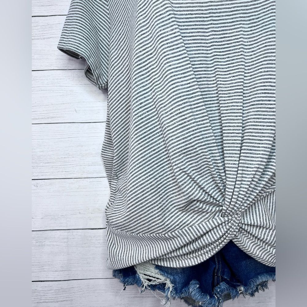 Max Studio Gray White Striped Scoop Neck Twist Front Short Sleeve Top Large 💗 - Picture 2 of 6